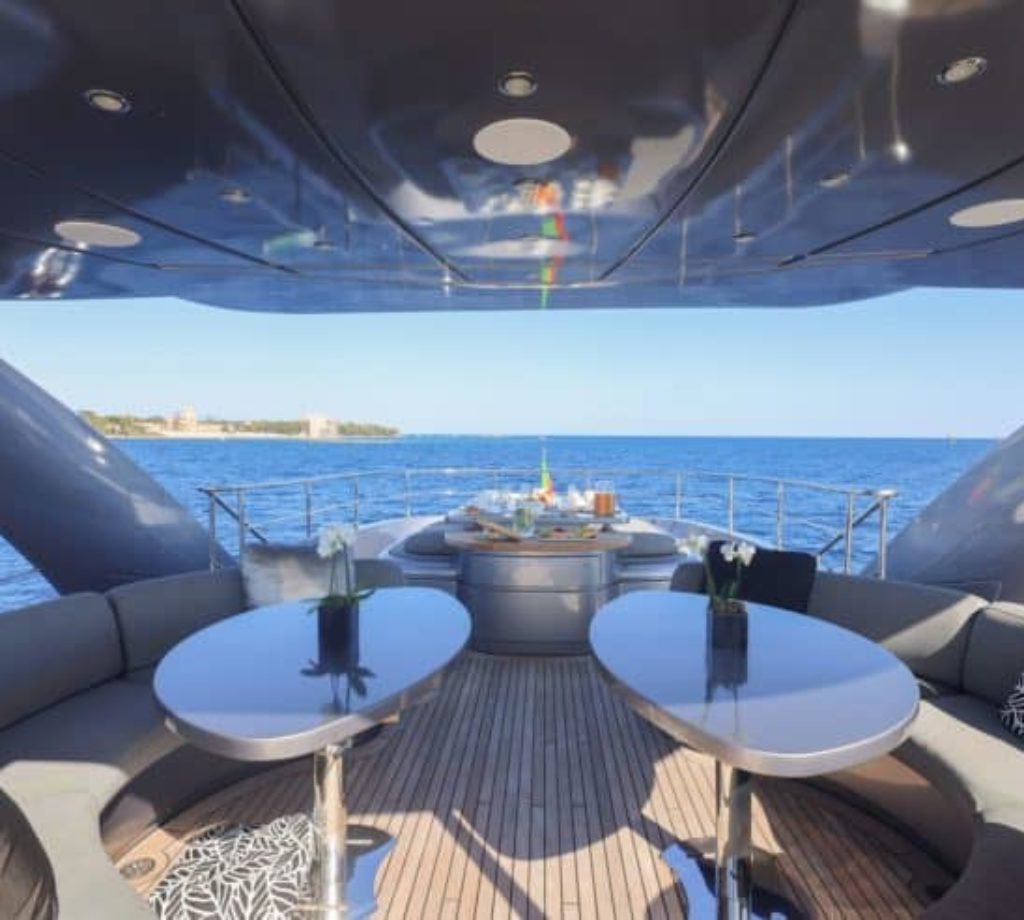 Yacht-charter-MY-MATSU_32-1-740x492